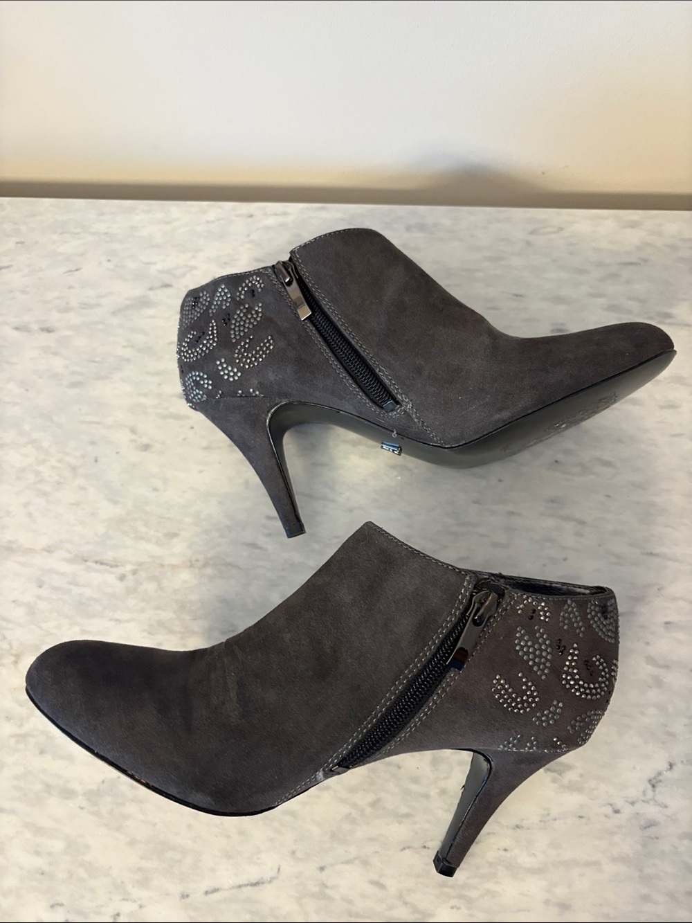 NWT Kathy Van Zeeland Women’s Charcoal Suede Ankle Boots 3” heels 7.5 - Picture 4 of 15